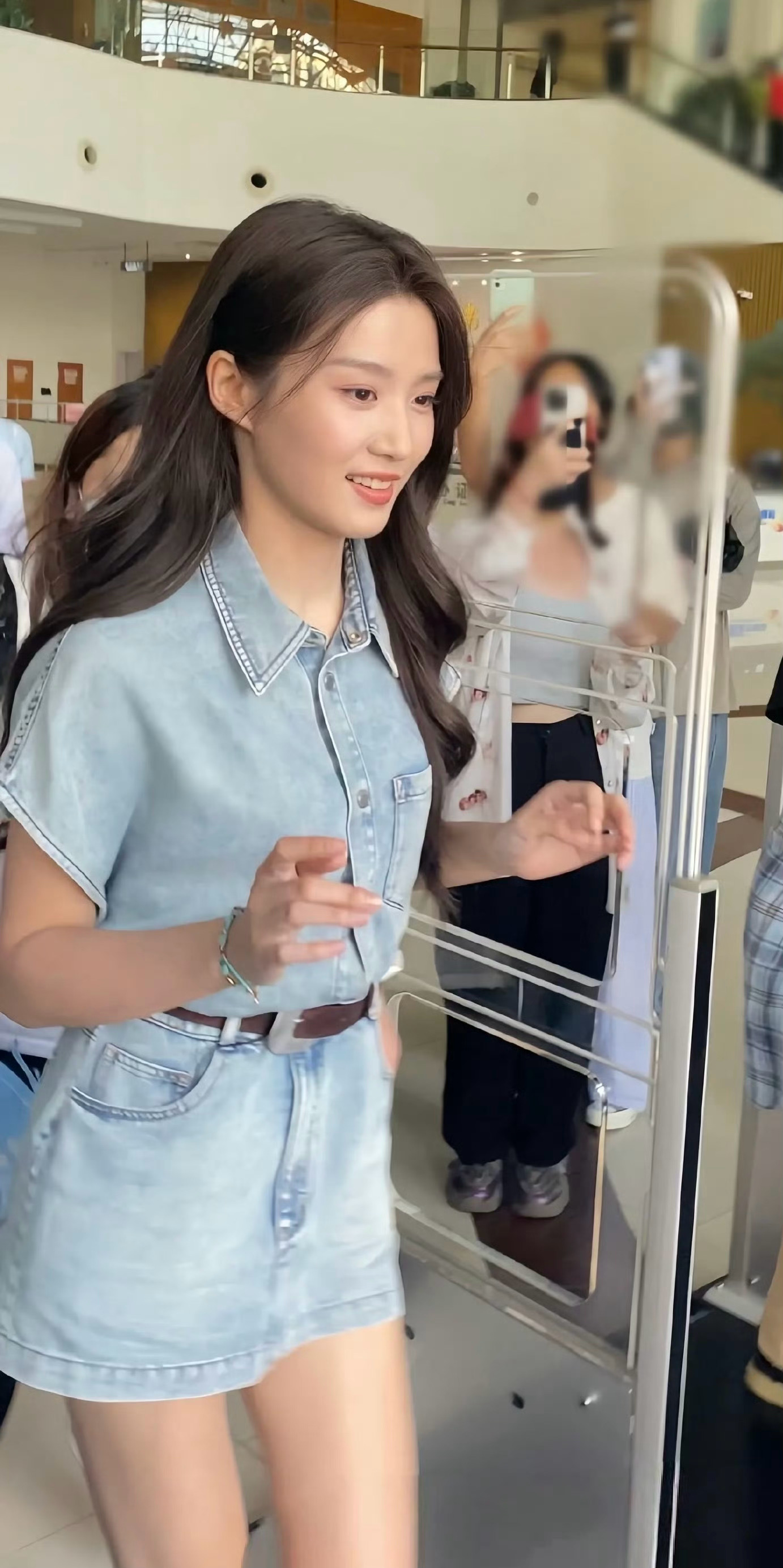 粉丝现在要求这么低了吗？[淚奔][淚奔][淚奔]被卢昱晓折月亮路透美到了 ​​​