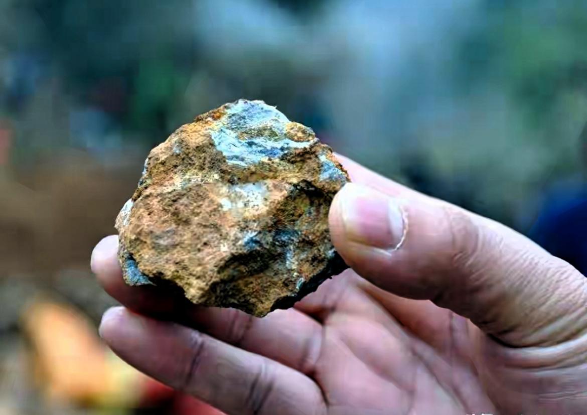 真的让人惊出一身冷汗！
27个人里应外合，竟敢走私166吨锑锭，这哪是偷卖货物，