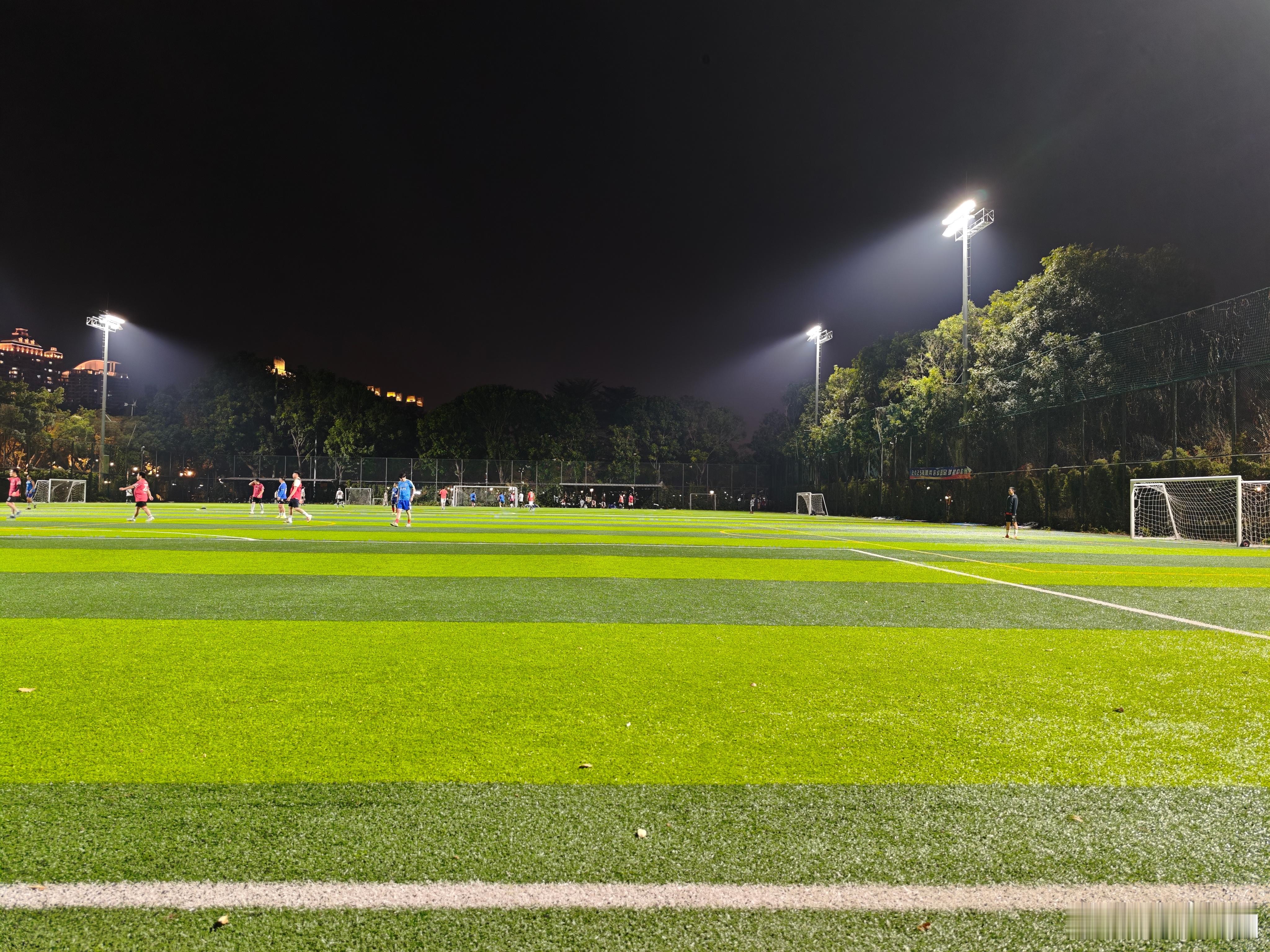 又是蔚来广州车友会足球队常规局，这周没有女足选手，场面冷清了不少。 