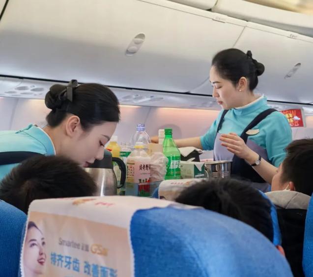 为什么坐飞机时，空姐一趟趟送水送饭？？
上个月飞三亚，旁边一大姐嘟囔：“刚睡着就