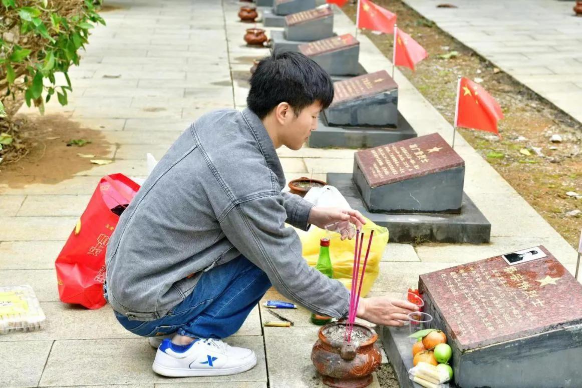 2022年，广西一小伙对生活丧失兴趣，这天，他去了烈士陵园。不料，他却发现墓碑上
