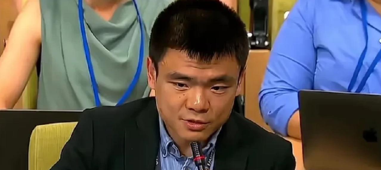 2010年，中国人民大学的毕业季，大四学子们都穿着学士服站在一起拍照，只有一个人