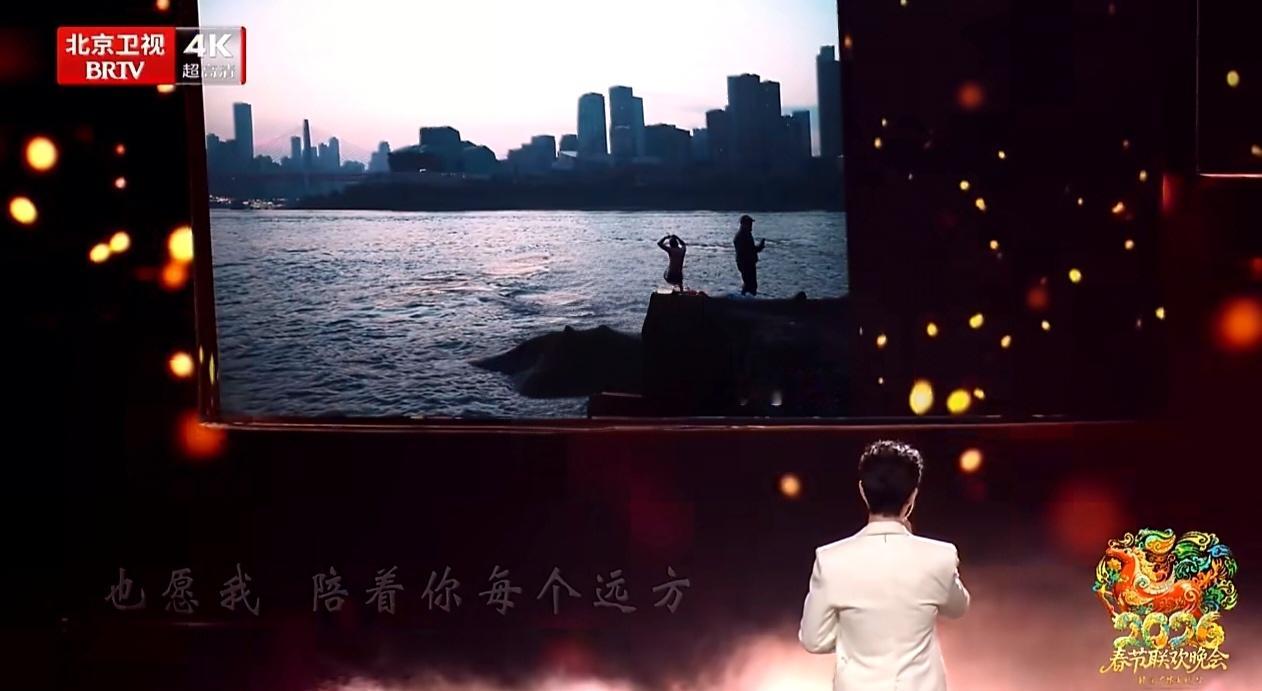 博君一肖 昨天北京卫视春晚背景中，还用了战战莱卡摄影展的照片有心了 