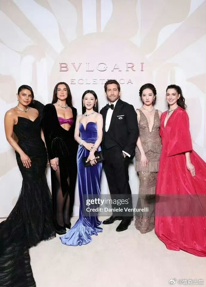 宝格丽活动C位争议安妮海瑟薇简直神来的！中间紫色衣服的是谁也好漂亮好有气质