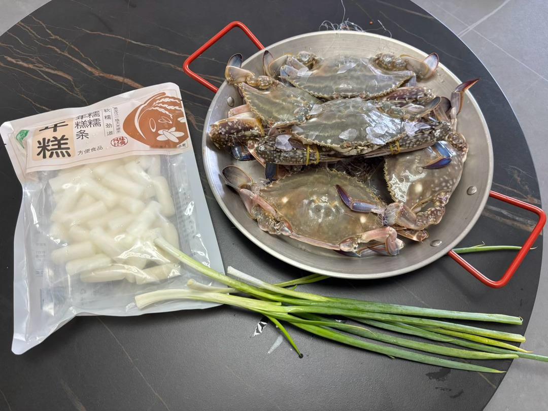 ‼️梭子蟹烧年糕，8月的时令菜。新鲜梭子蟹手残党直接清蒸蘸酱油醋。有点厨艺的可以