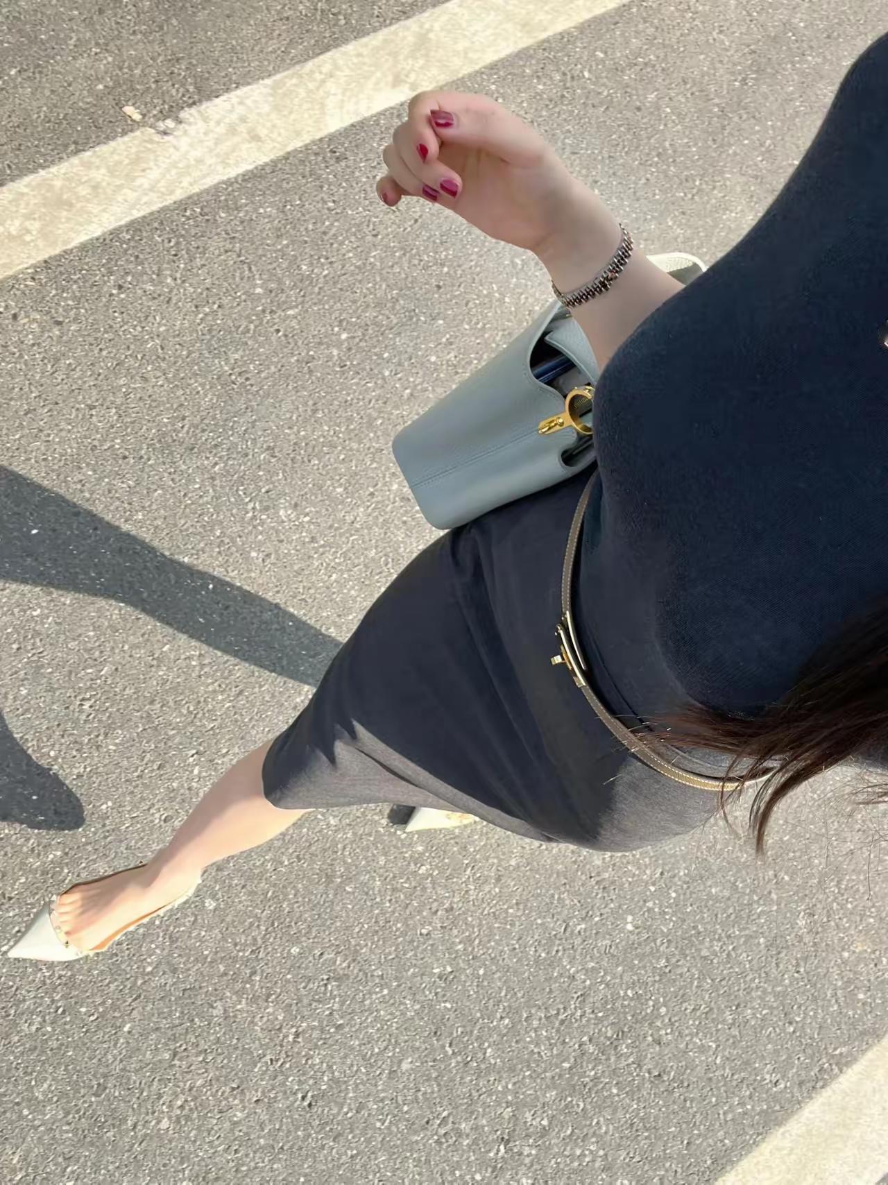 熟女的高级感穿搭，简约经典是王道。
比如一套修身的黑色西装套装，能凸显成熟干练。