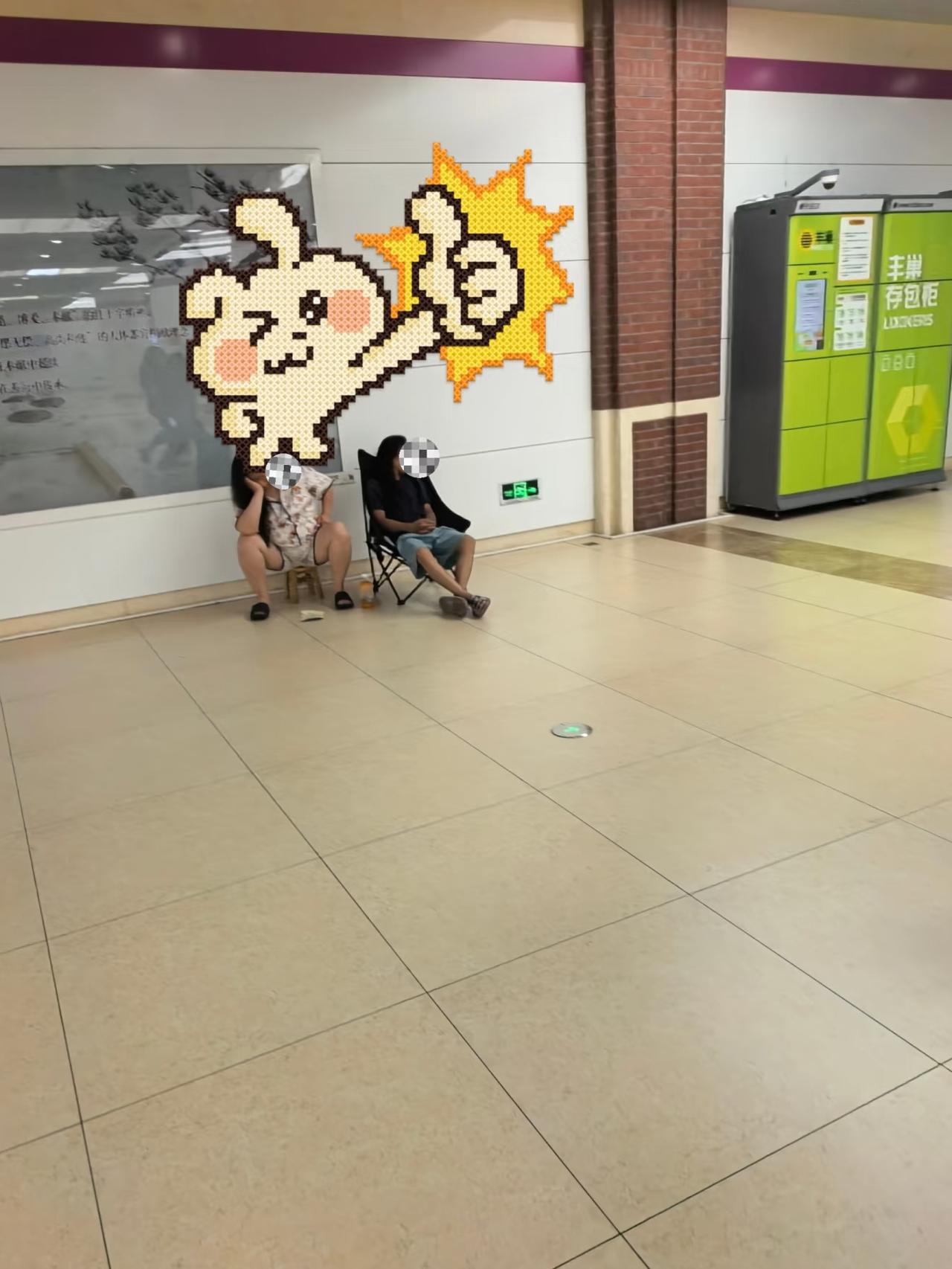 我今天在地铁站看见有人自带小板凳，一待就是一整天，就为省下家里空调电费。现在官方