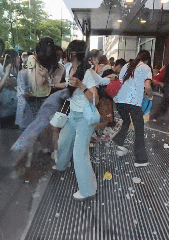 很多人都骂粉丝疯狂，我专门查了一下，真相可能反转。南宁万象城的监控视频流出，当时