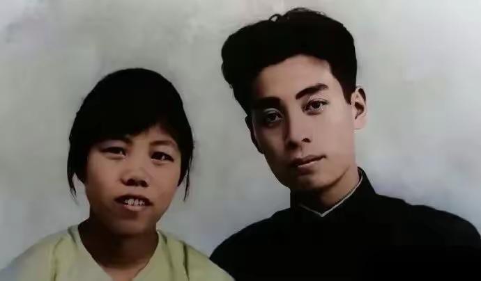 这是周总理和夫人邓颖超的真实合影，这可不是演员扮演的，夫妻俩“携手相伴一生”的深