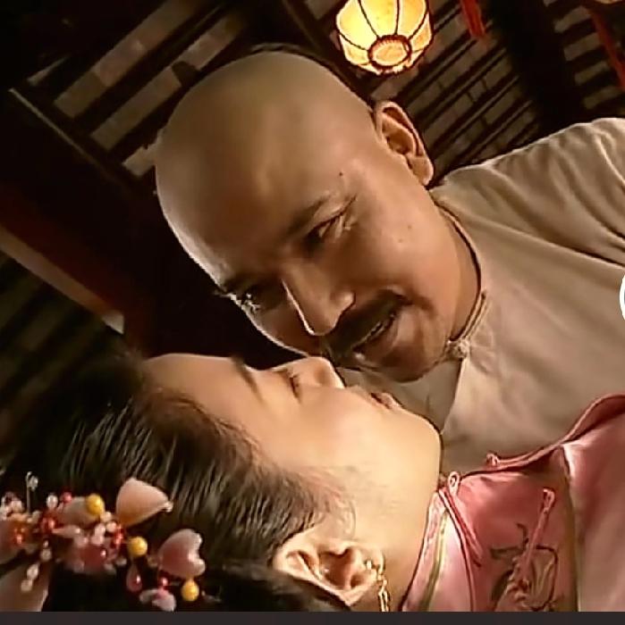 沈玉英含情脉脉的对袁世凯说：我养你一辈子。袁世凯不屑道：让一个婊子养我一辈子，你