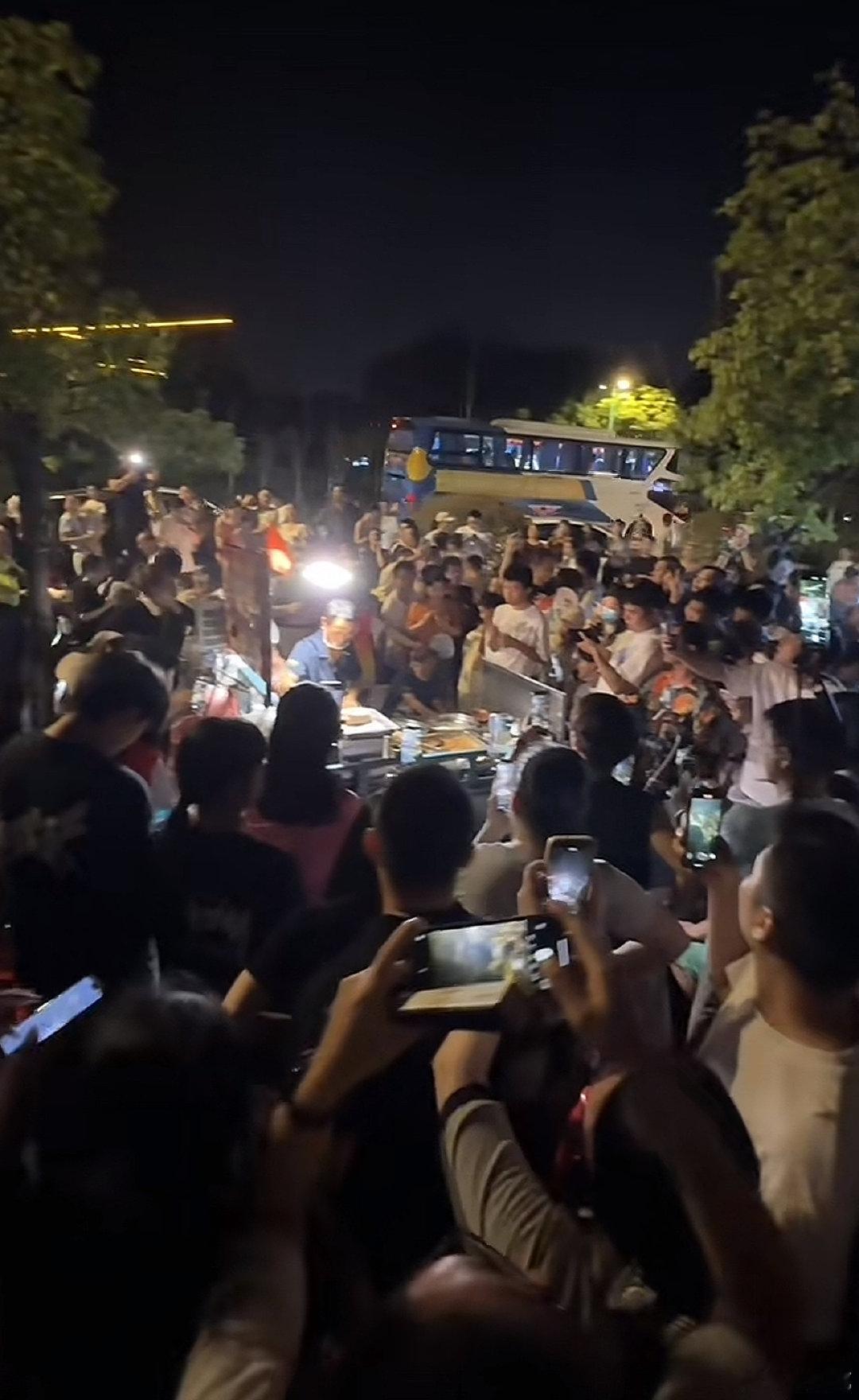 晓华理发店已没了爆火时的人潮，其实挺正常的，这才叫回归理性。去年一窝蜂冲去打卡的