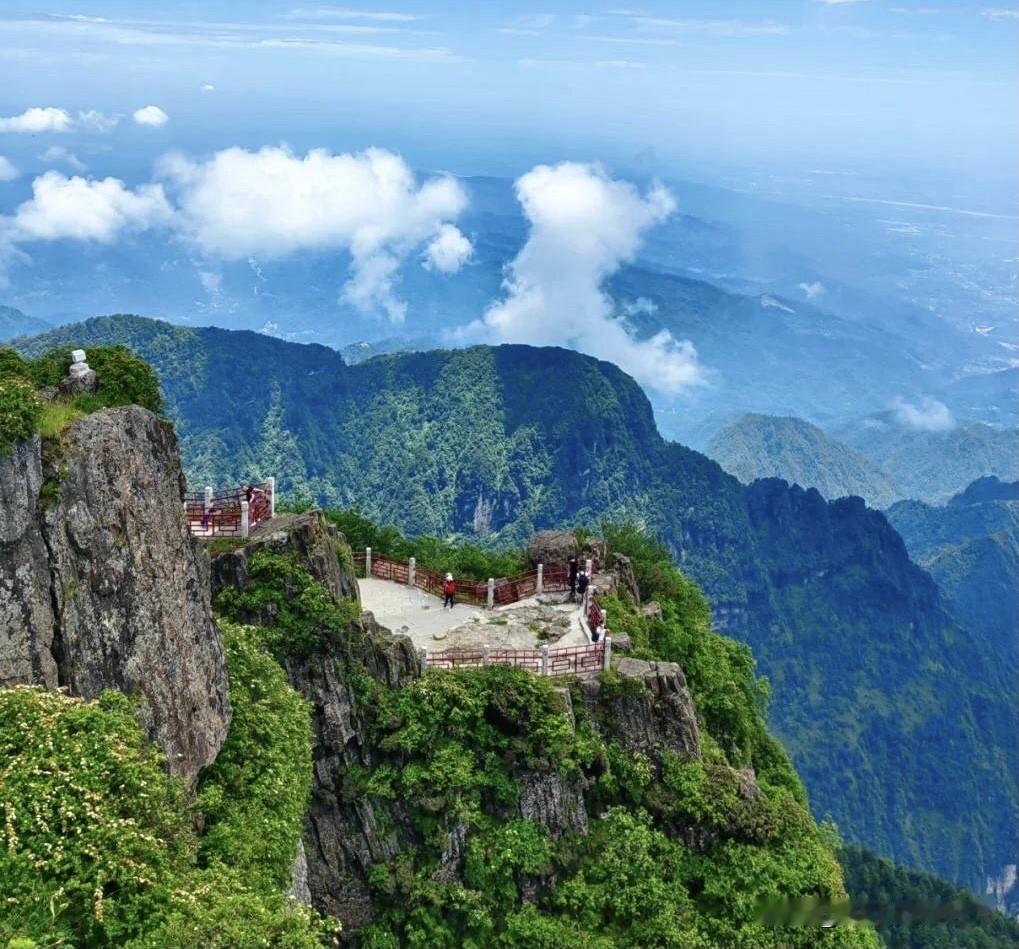 四川乐山和峨眉山哪个更有名? 四川乐山和峨眉山两者都是世界遗产，申遗的的时候，“