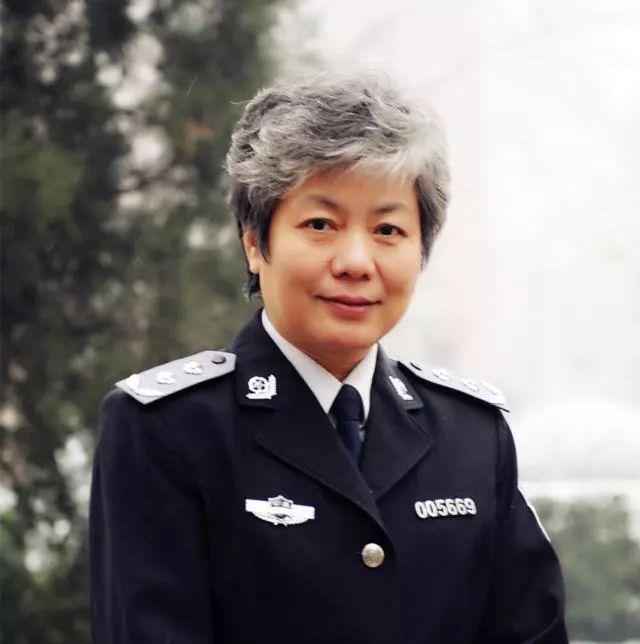 “不能判刑，那就高额罚款！” 中国人民公安大学李玫瑾教授建议，凡是扶了老人被要求