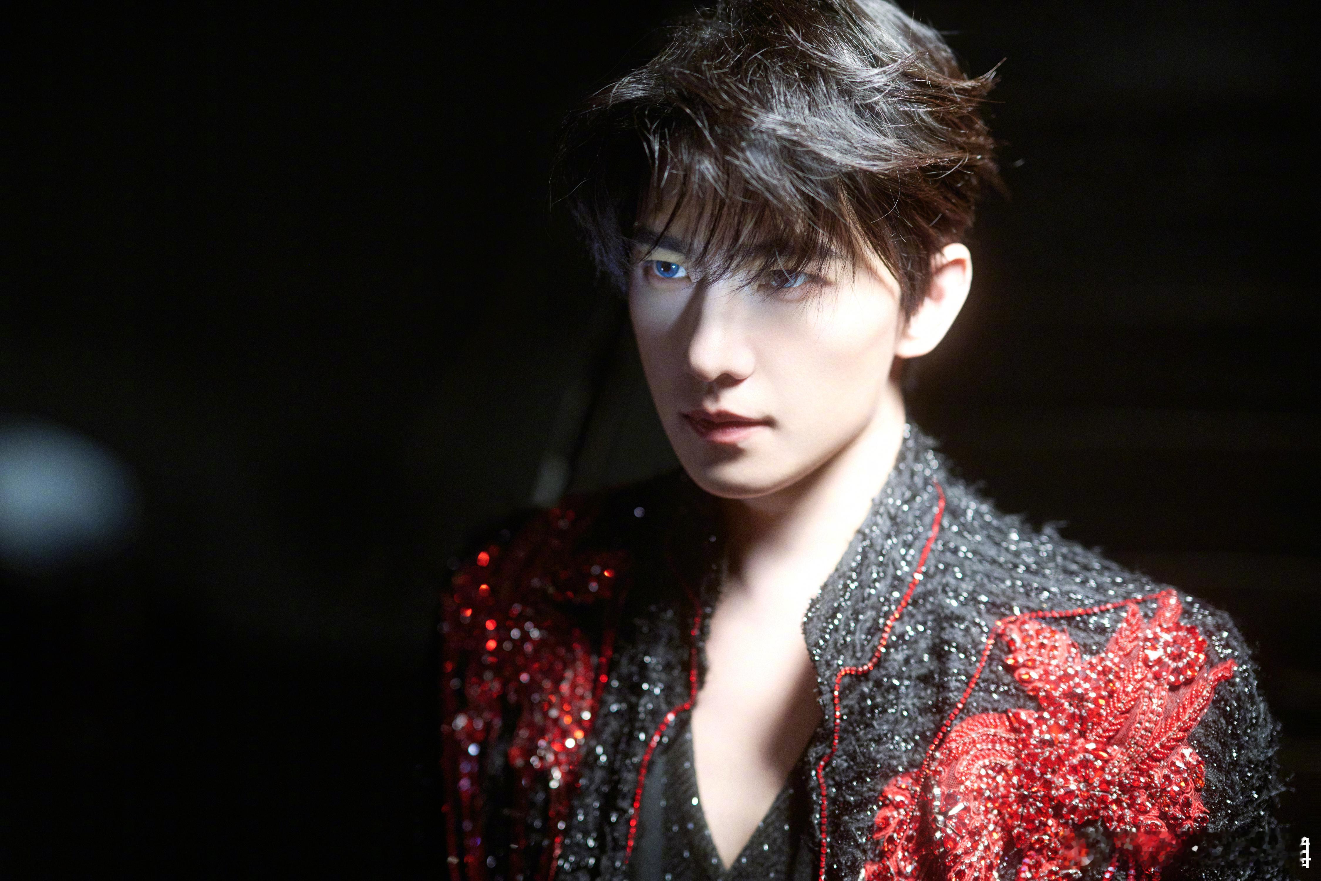 杨洋吸血鬼伯爵是蓝瞳！！这个 杨洋 又出神图！！ 