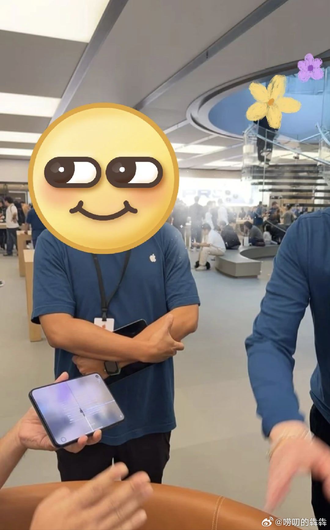 多位网友晒iPhoneDuo屏幕裂了在社交媒体上就开始流传多张内屏出现裂纹的照片