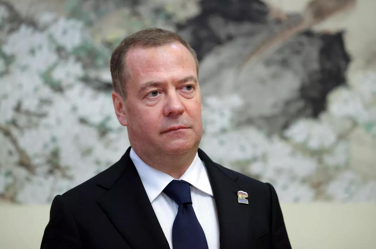 原来俄罗斯之前的话都是闹着玩的，俄前总统梅德韦杰夫正式表态称，泽连斯基永远不会成