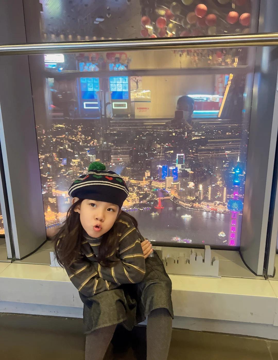 现在的上海早晚温差有点大
只有中午那一会能脱掉厚外套[笑哭]幸亏带了厚衣服，不然