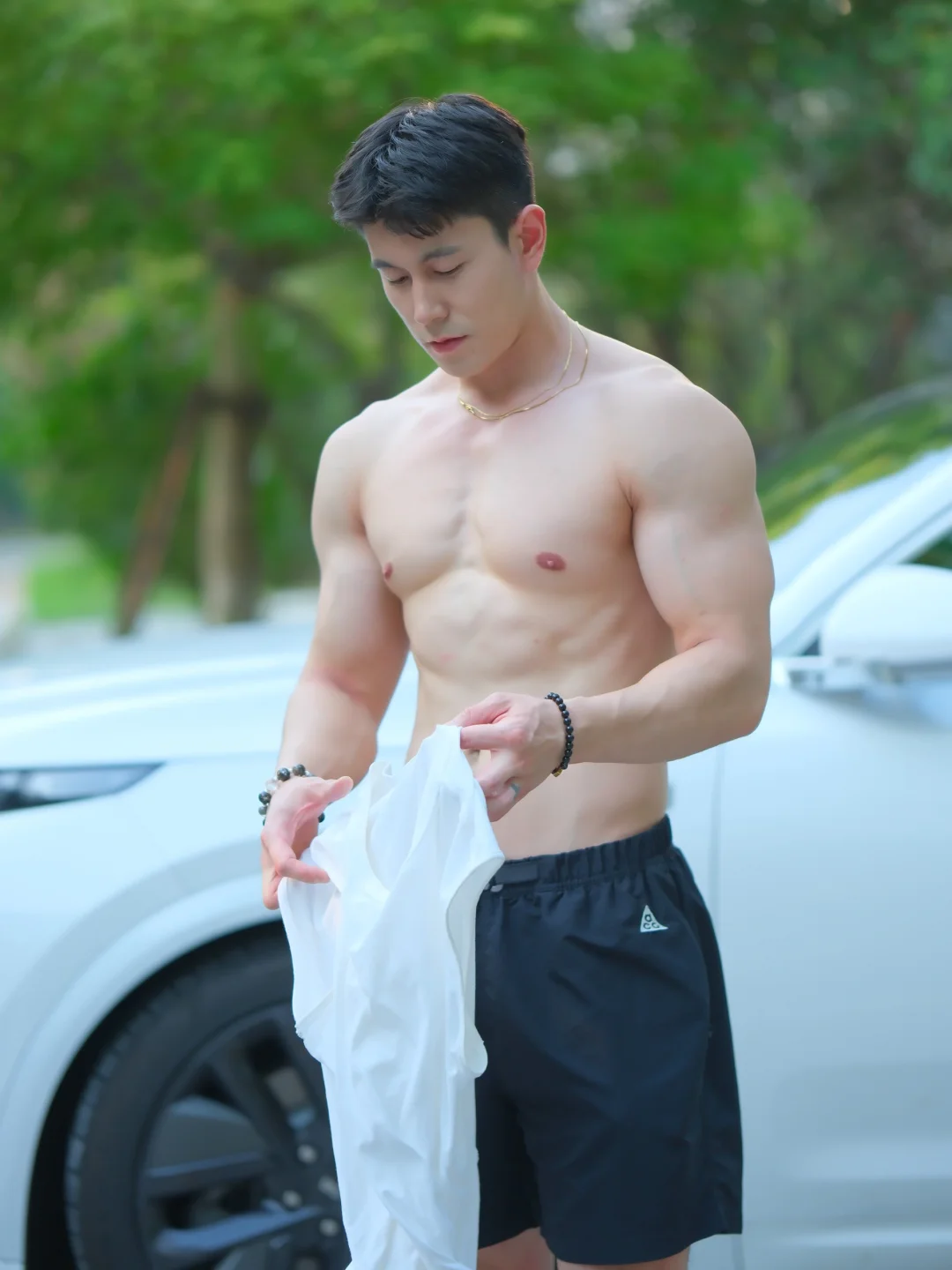 高，有肌肉，脸还行