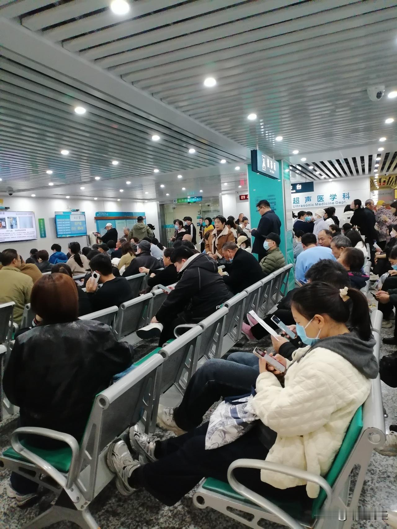 今天重阳节去医院慰问病号，到那一看，好家伙，人多得离谱。我就纳闷了，咋这么多人有