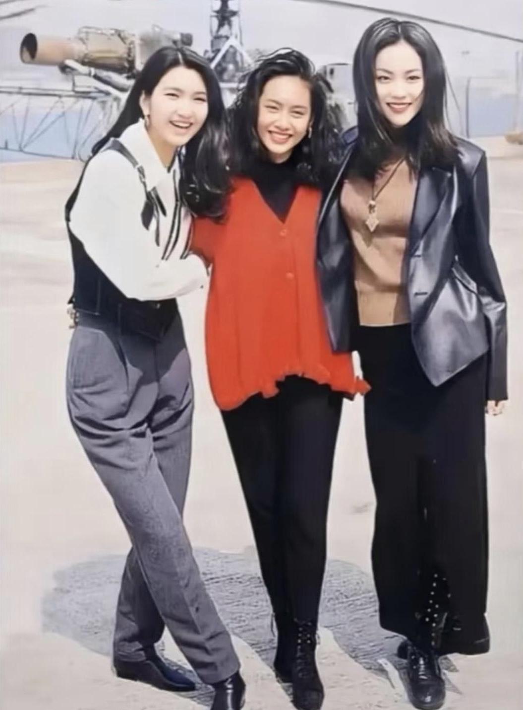 王菲、朱茵与洪欣古早合影，1993年，三人在一起开心合影的画面。

当时，王菲2