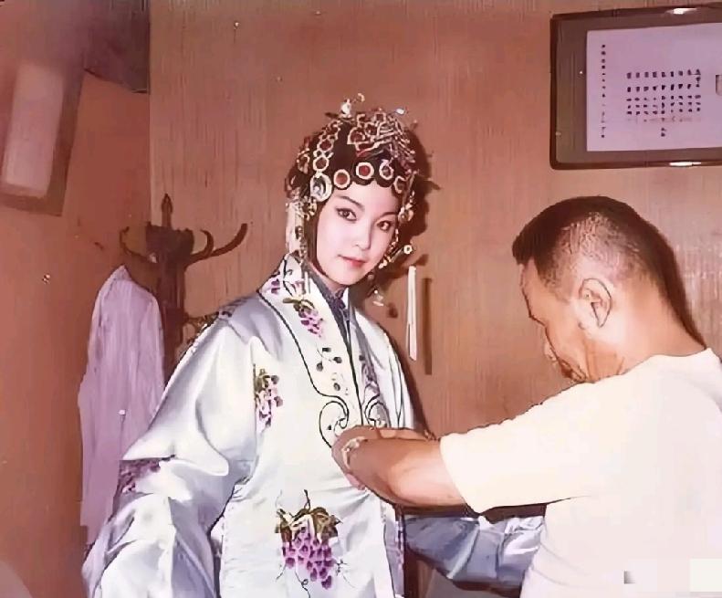 在后台穿上京剧戏服的邓丽君，扮相俊美有灵气。
邓丽君不但从小会唱京剧，黄梅戏也唱