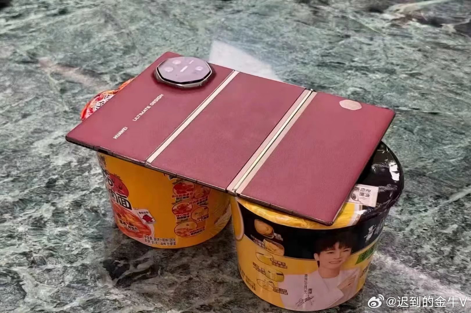 一直以为方便面汤是要倒掉的谁懂啊，小时候总觉得汤又油又咸，泡完直接全倒掉只吃面长