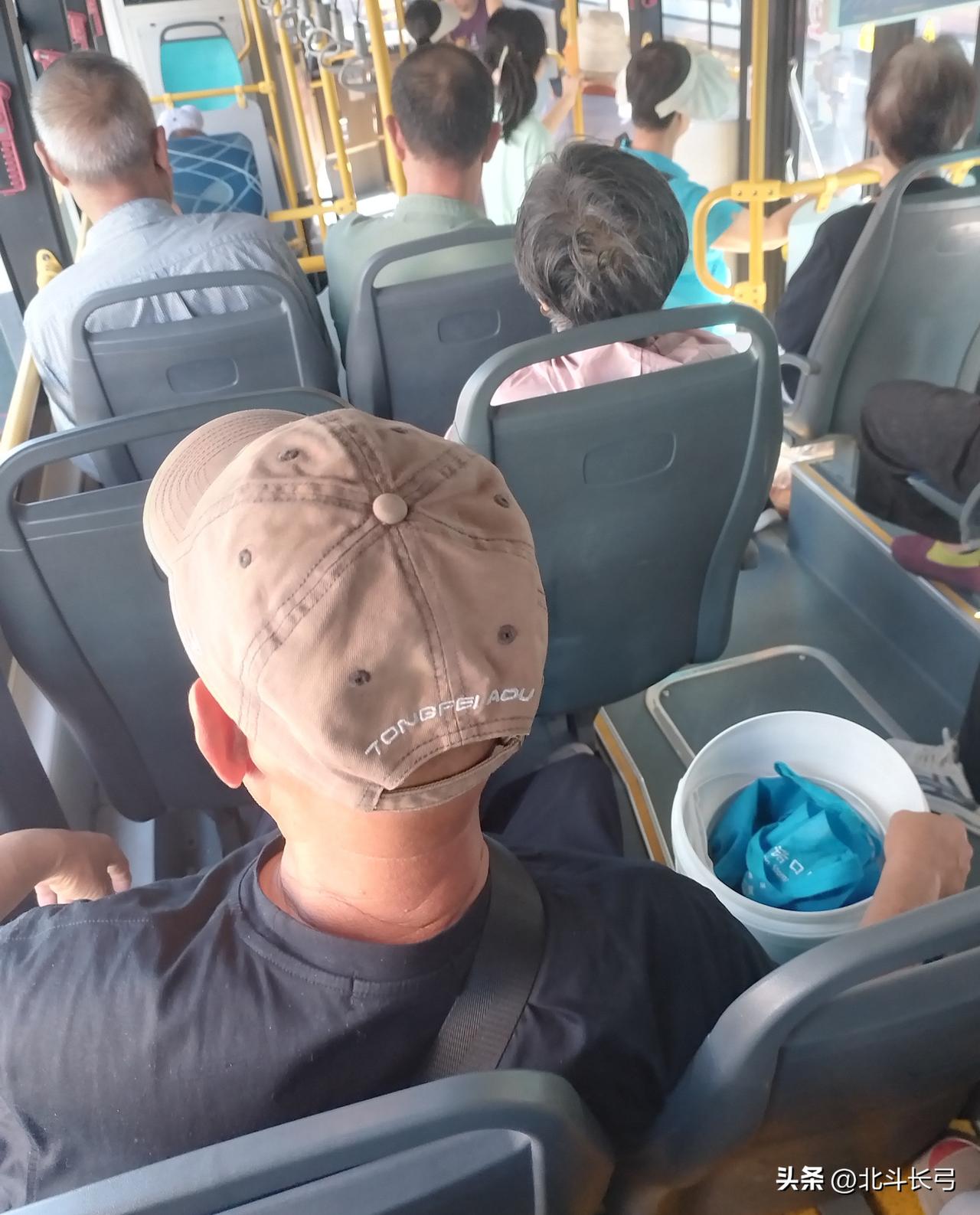 今天头条又给我发了2元奖励，像是在给我报销公交费。说起坐公交，趣事还真不少…
【