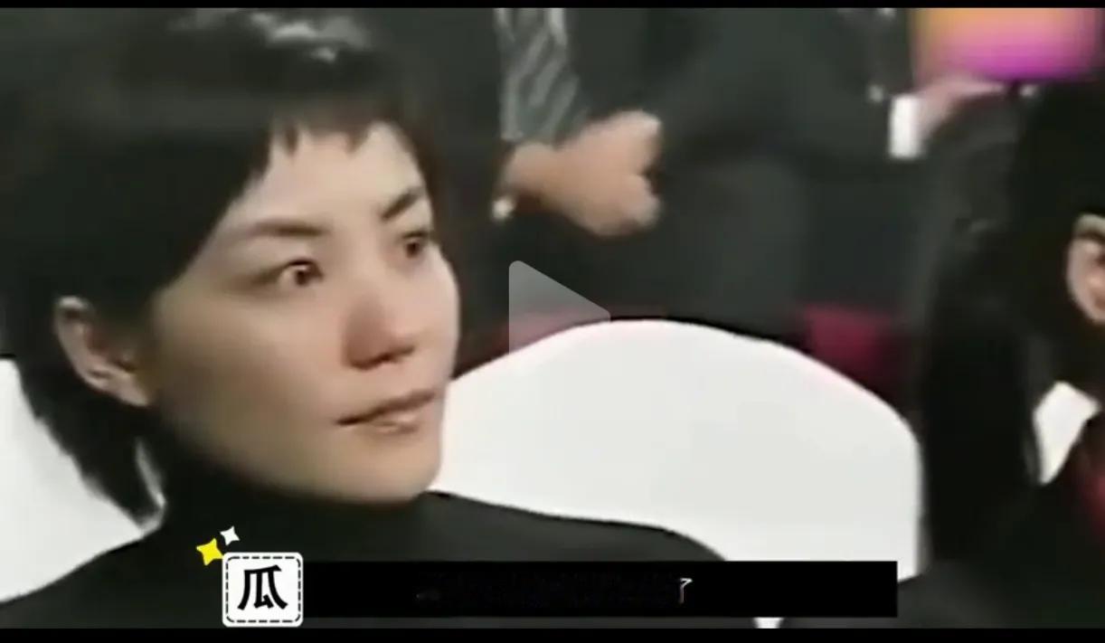 王菲在前面坐着，回首看到谢霆锋跟张柏芝坐一起甜蜜互动唱歌，王菲眼框都红了，强忍着