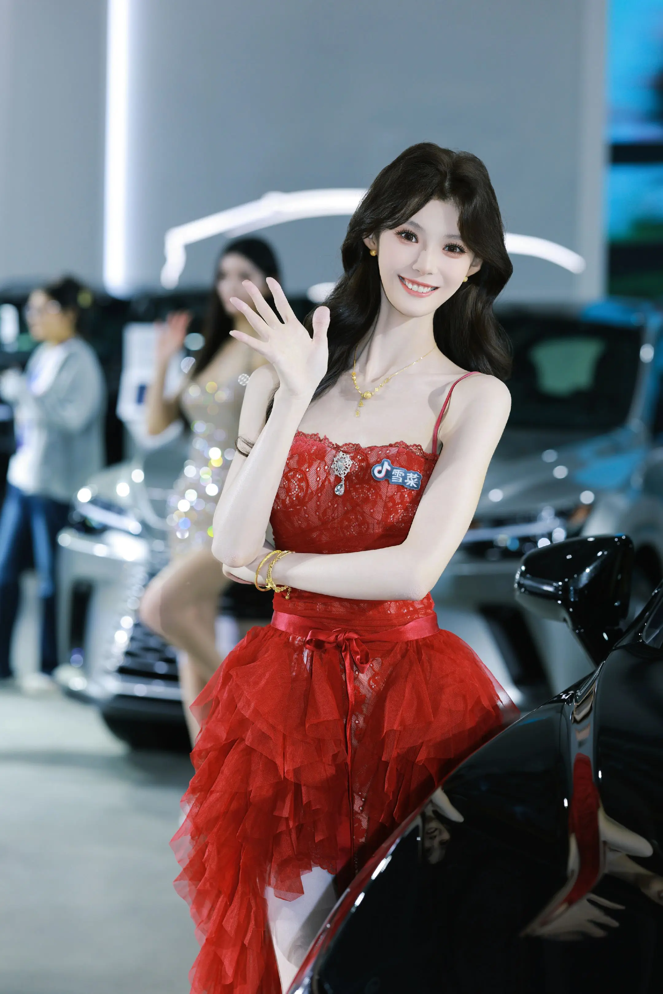 镜头下耀眼的红色礼服。