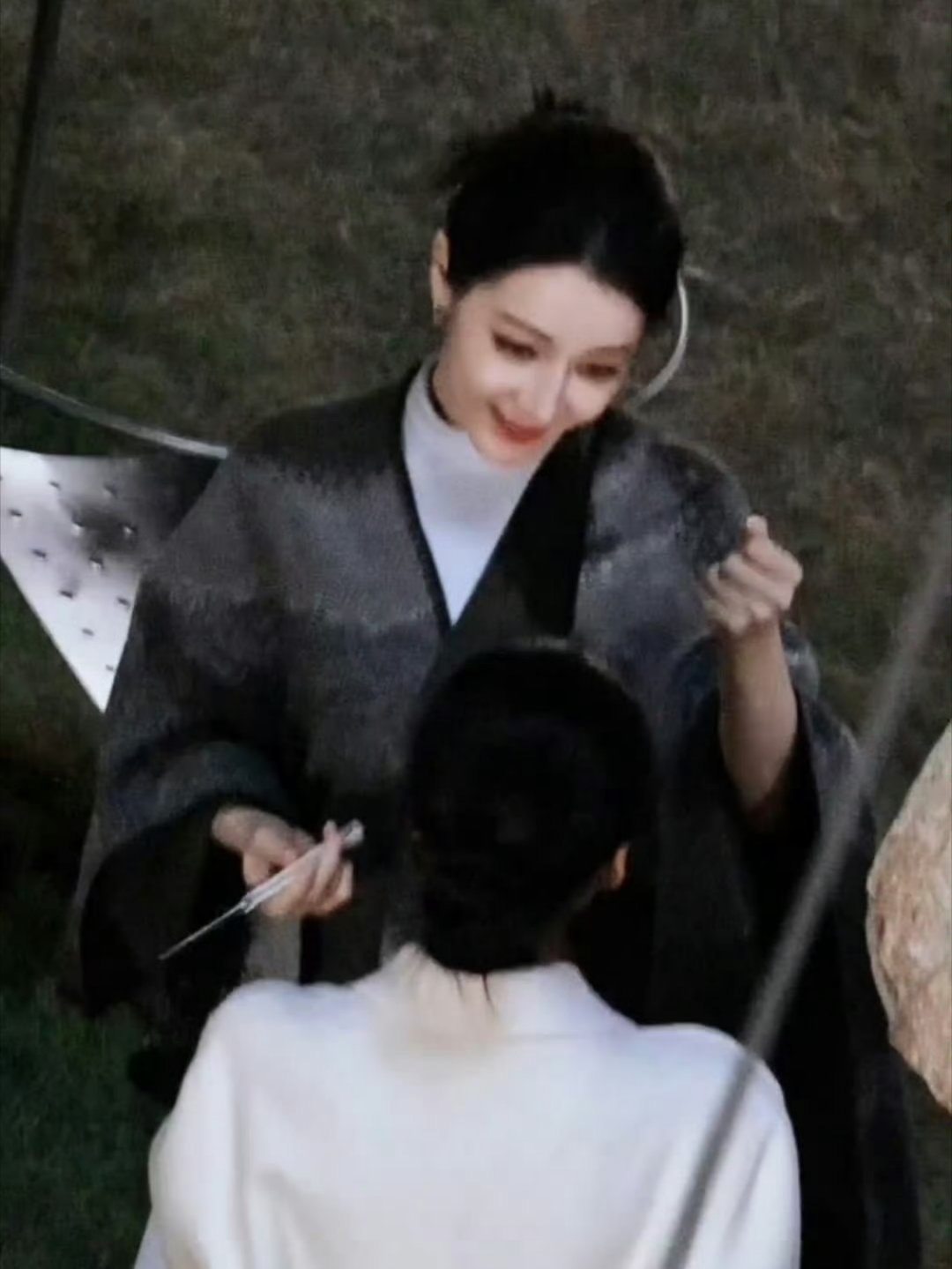 从路透就能看出 的角色可塑性超强，这次一人分饰两角（精英作家vs温婉主妇），光是