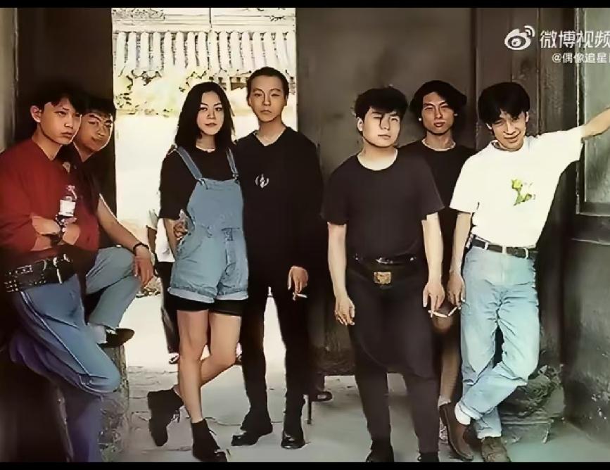 1992年，北京四合院里，23岁的窦唯搂着王菲的腰，这张旧照甜不甜？两人都是69