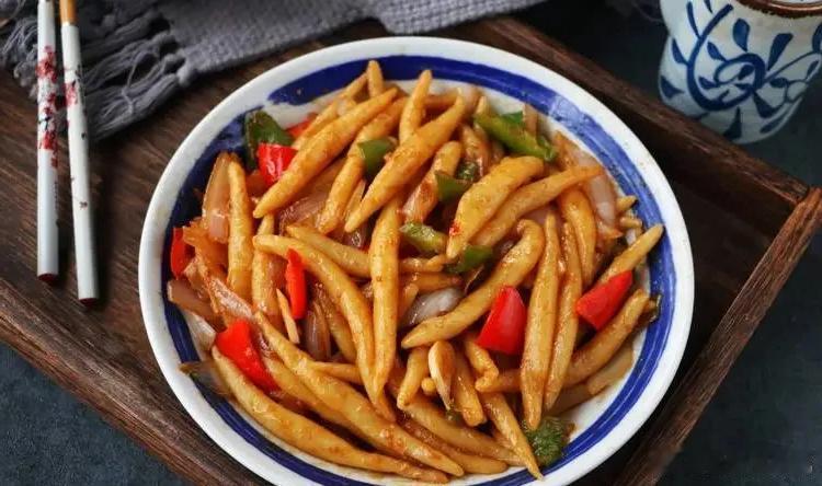 搓鱼子解锁张掖地道风味很多到访河西的游客熟知牛肉面，却常常错过张掖宝藏面食搓鱼子