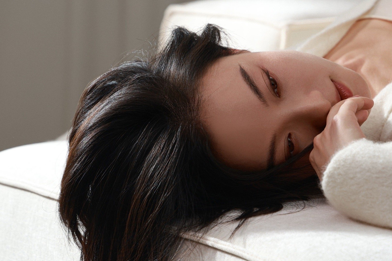 倪妮兰蔻全球代言人 东方美学的现代诠释！倪妮以独特韵味演绎兰蔻的优雅内核，白色针