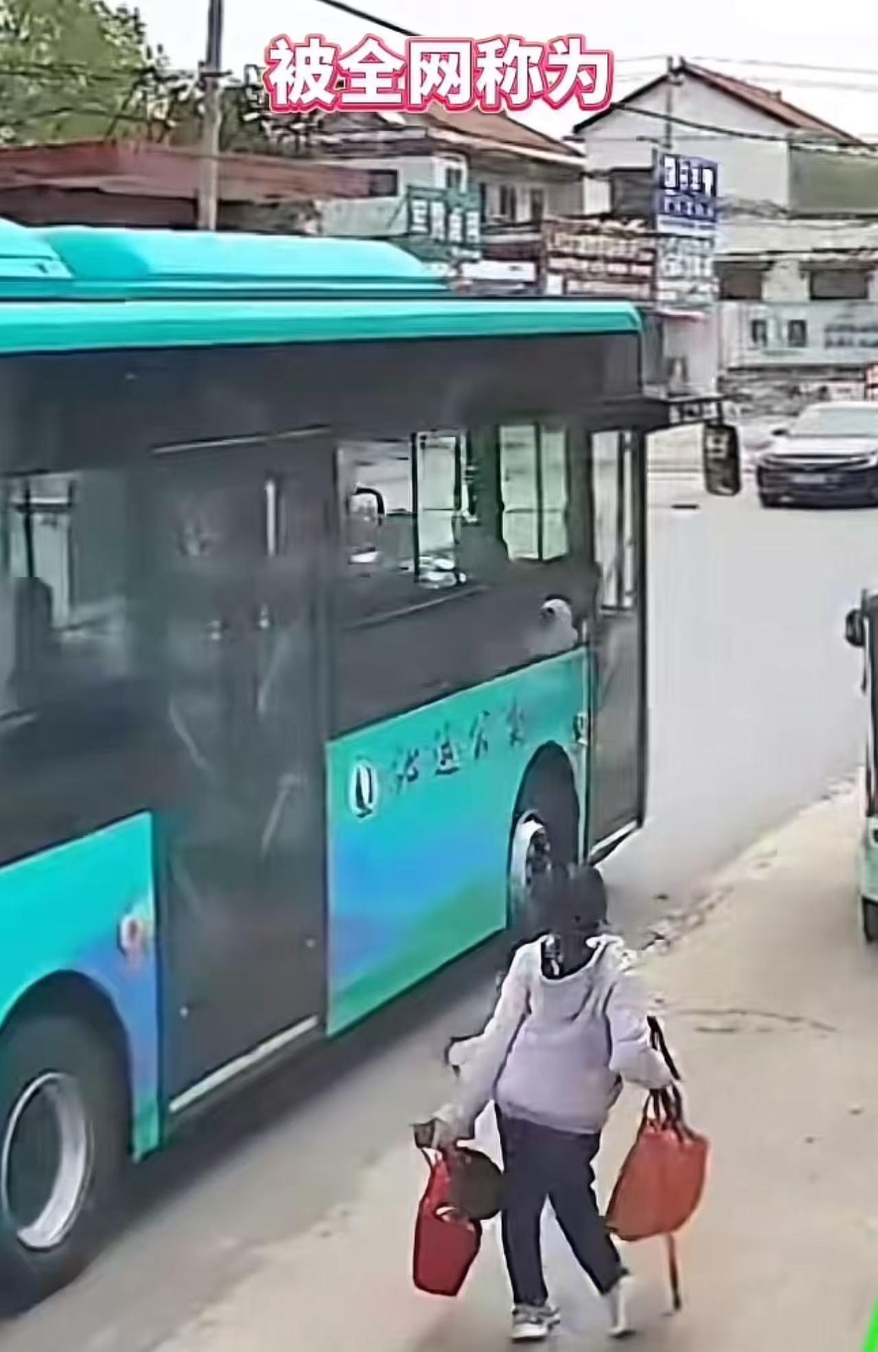 “这个公交车女司机火了！”河南，一女子腿脚不便拄拐杖赶车，但公交车女司机踩下油门