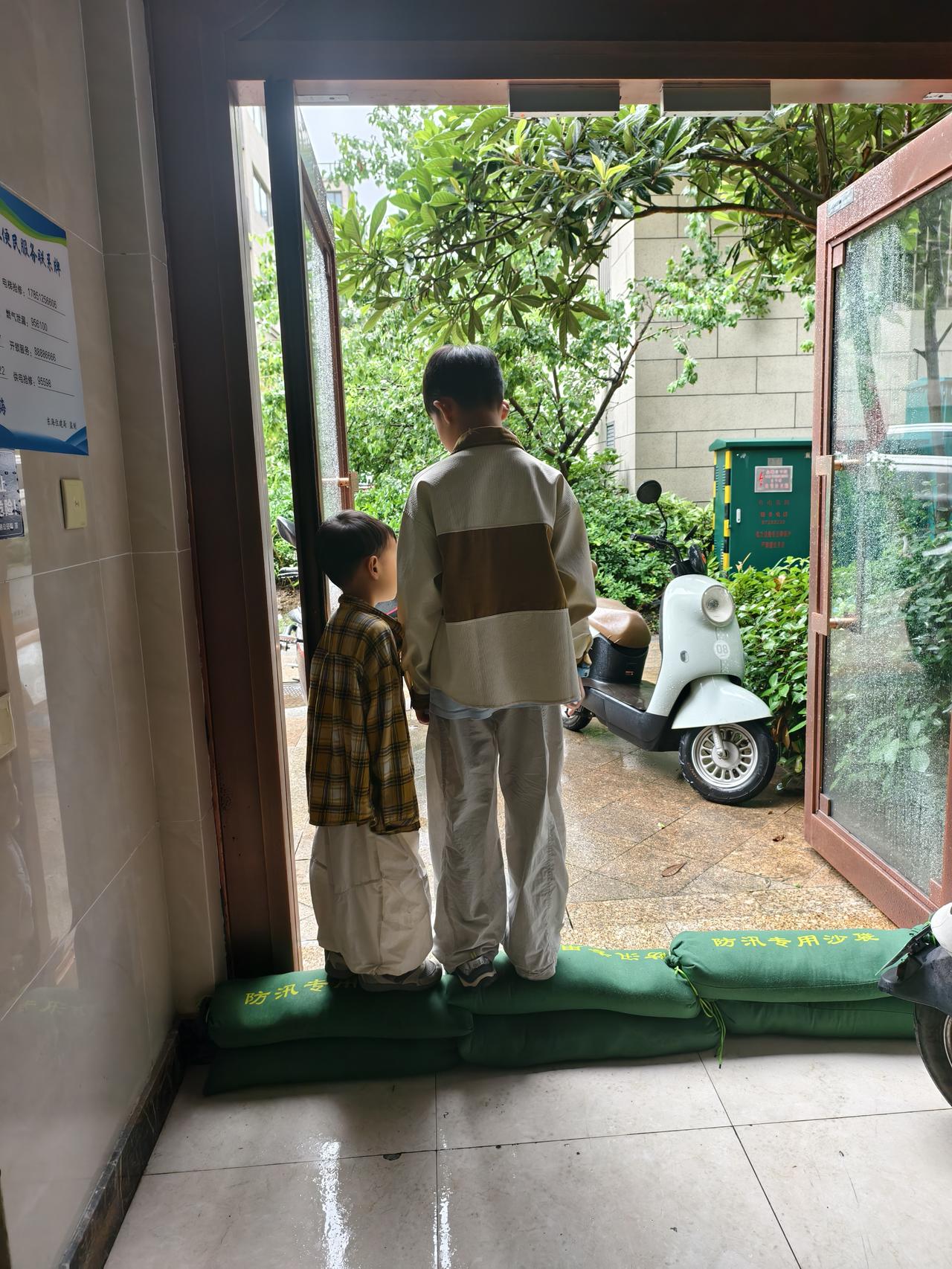 大雨来临，物业提前铺放了沙袋，想的很周到，为他们点赞！