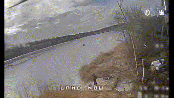 俄军士兵最后一支烟，遗像定妆照！
俄军一名士兵渡河之后，沉醉在美丽的乌东河畔风景