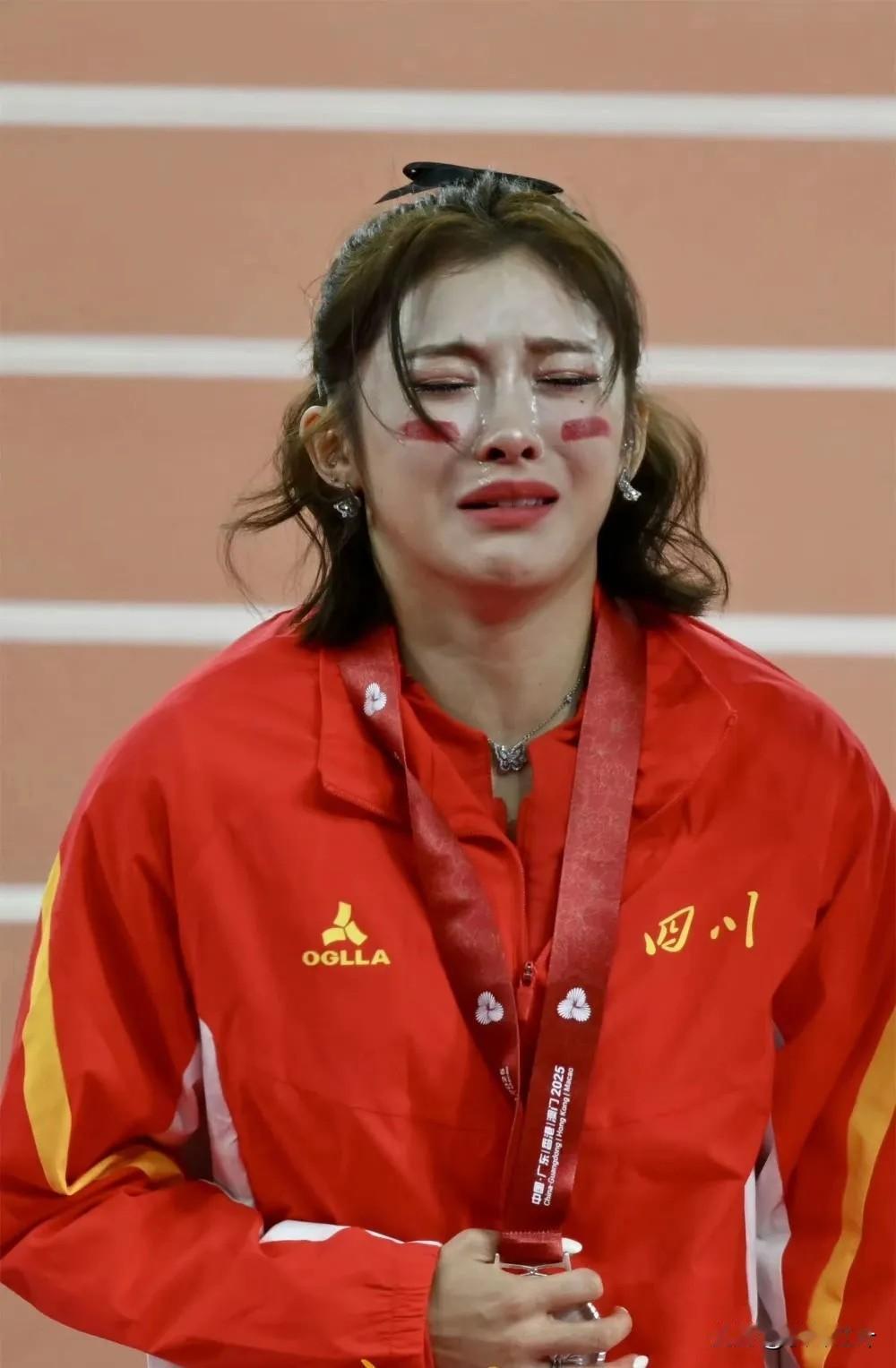 看到吴艳妮红鼻子的一刹那，
我的心也跟着碎掉了
 
三战全运会，两次摘银，这次又