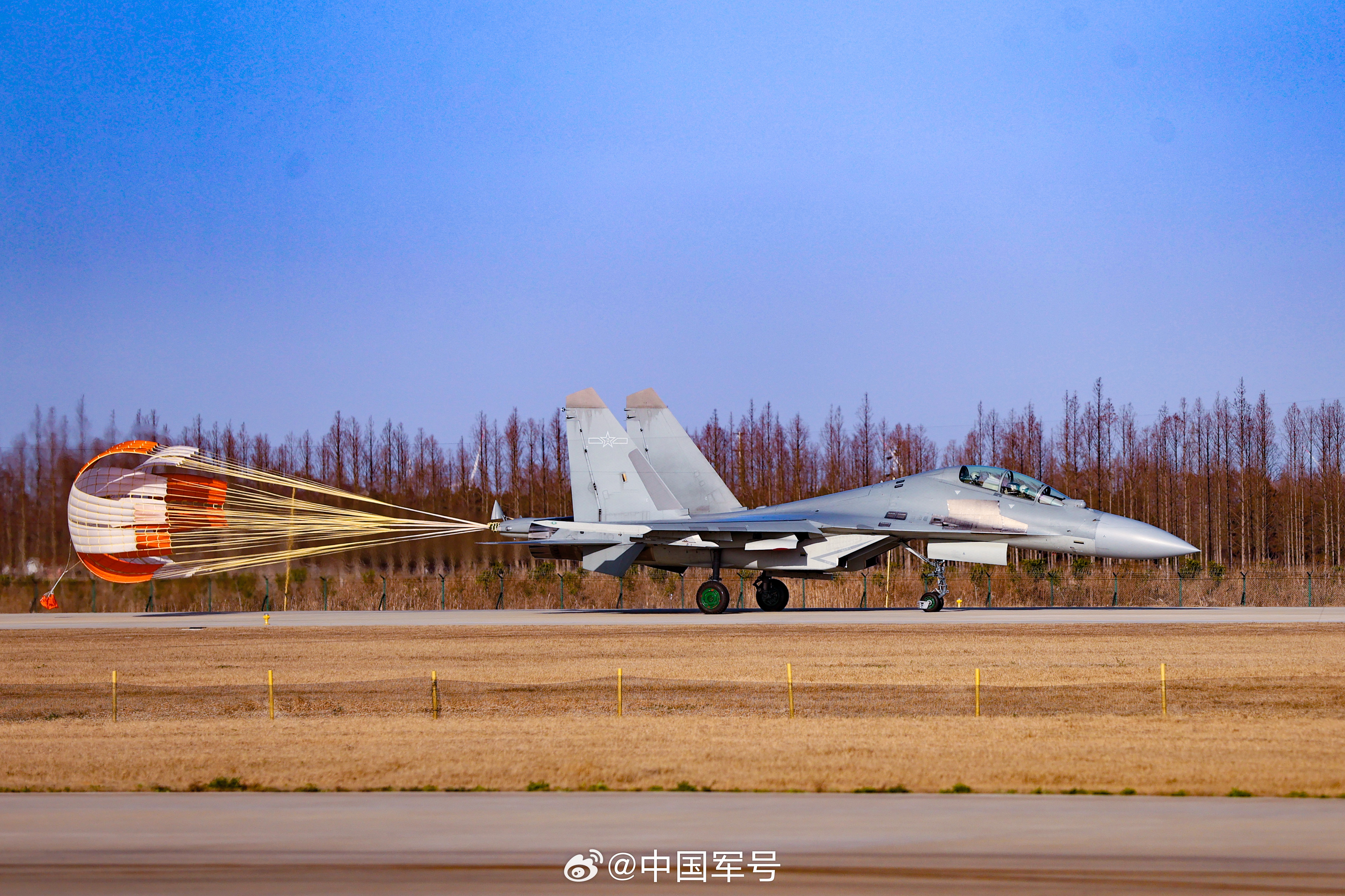 【战鹰列阵实力从不掉线】近日，东部战区空军航空兵某旅依托实战化对抗演练背景，围绕