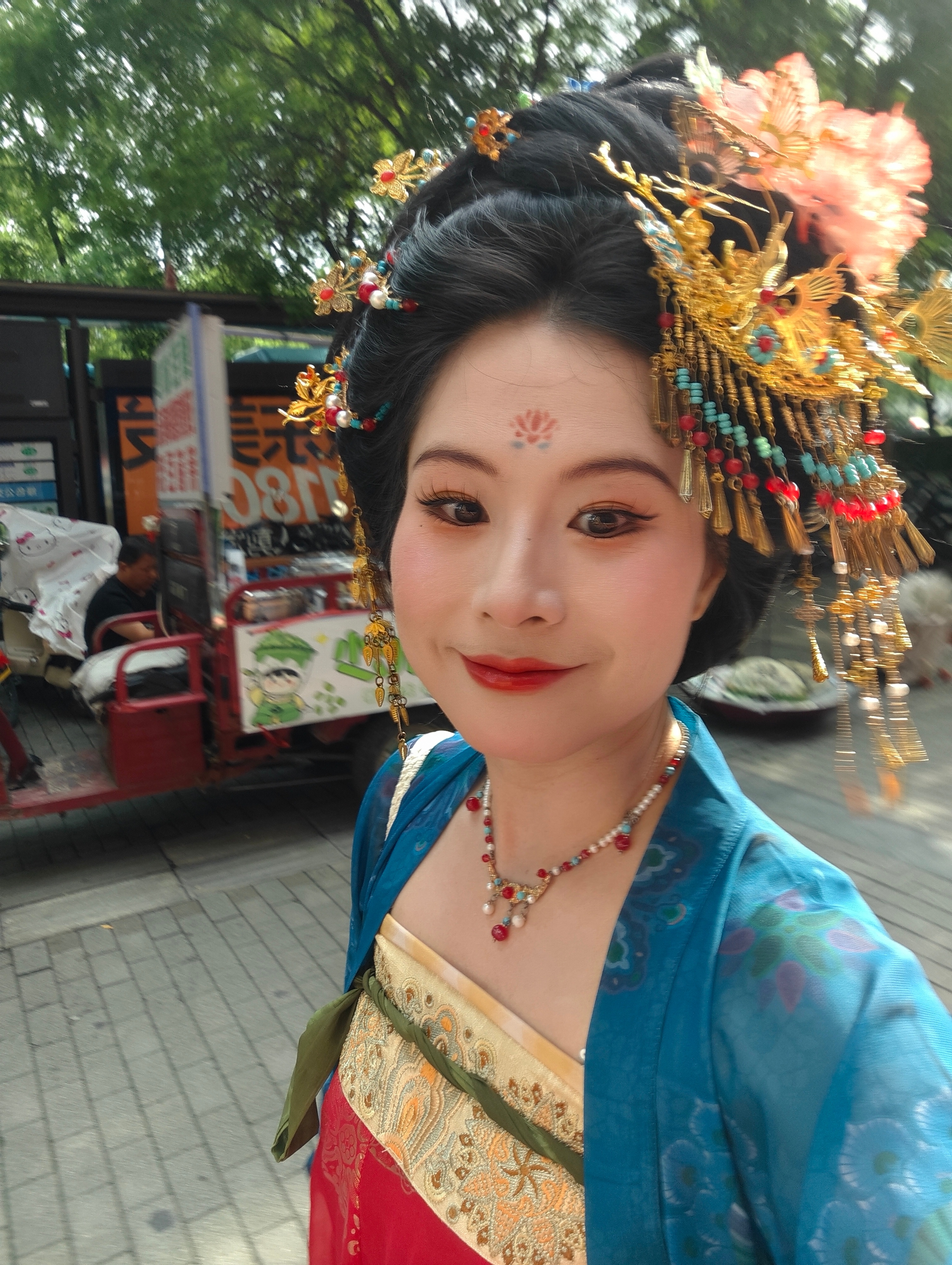 第一次尝试旅拍加妆造，选了一个复原大唐妆造！贵妃这就要去骑单车了