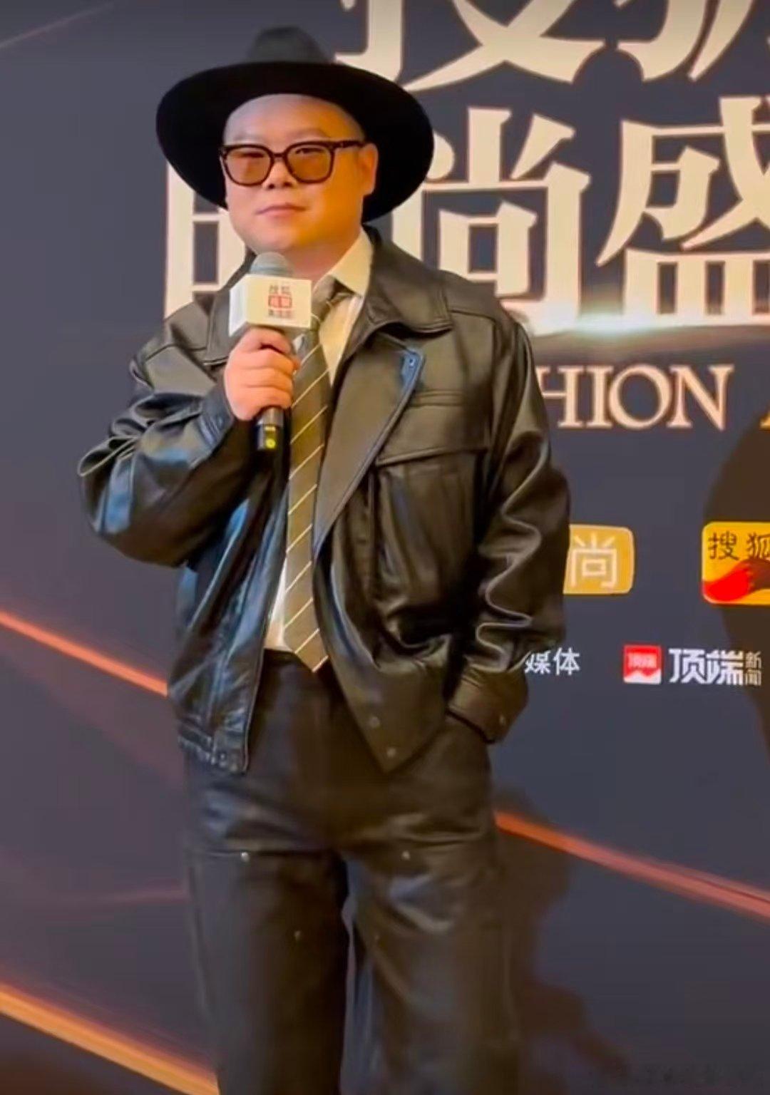 岳云鹏从兜里掏出俩核桃就盘上了 小岳岳你是懂整活的！被问压力大怎么办，说着说着摸