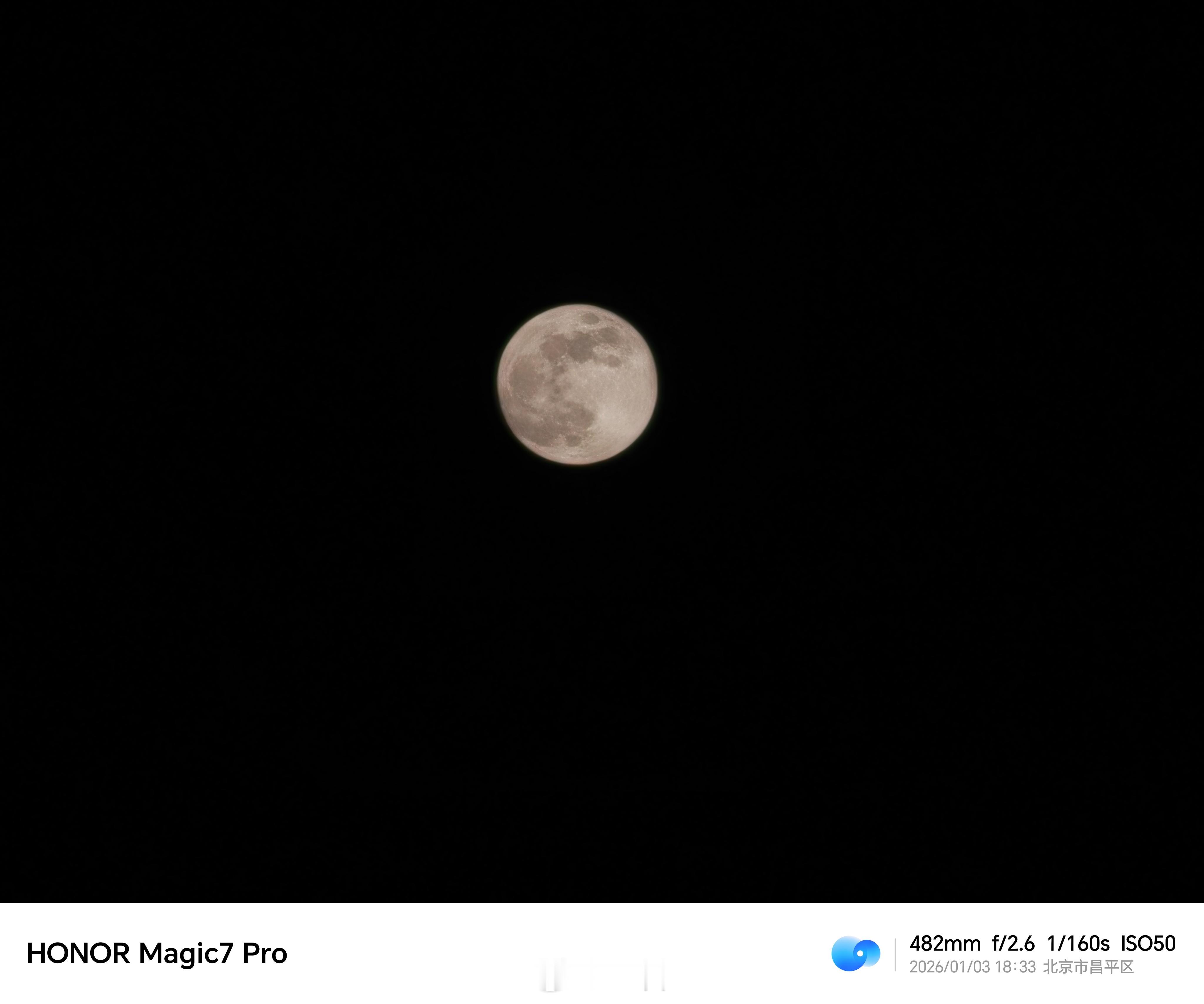 今晚出门吃饭，一抬头就发现月亮正圆，才想起来又是十五了。用荣耀Magic7 Pr