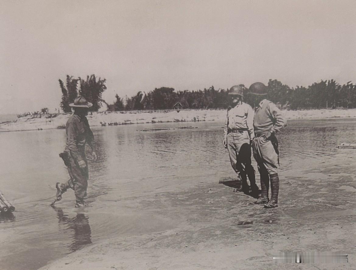 1945年1月17日，缅甸南坎，戈登•C.西格雷夫中校从浅水区涉水渡过瑞丽江，在