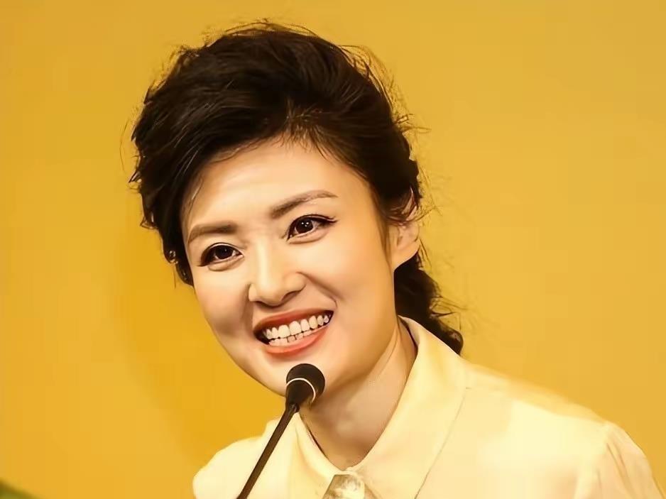 别拿发没发文来量人心，周涛和董卿的沉默不是冷漠，是体面！
2026年9月，央视前