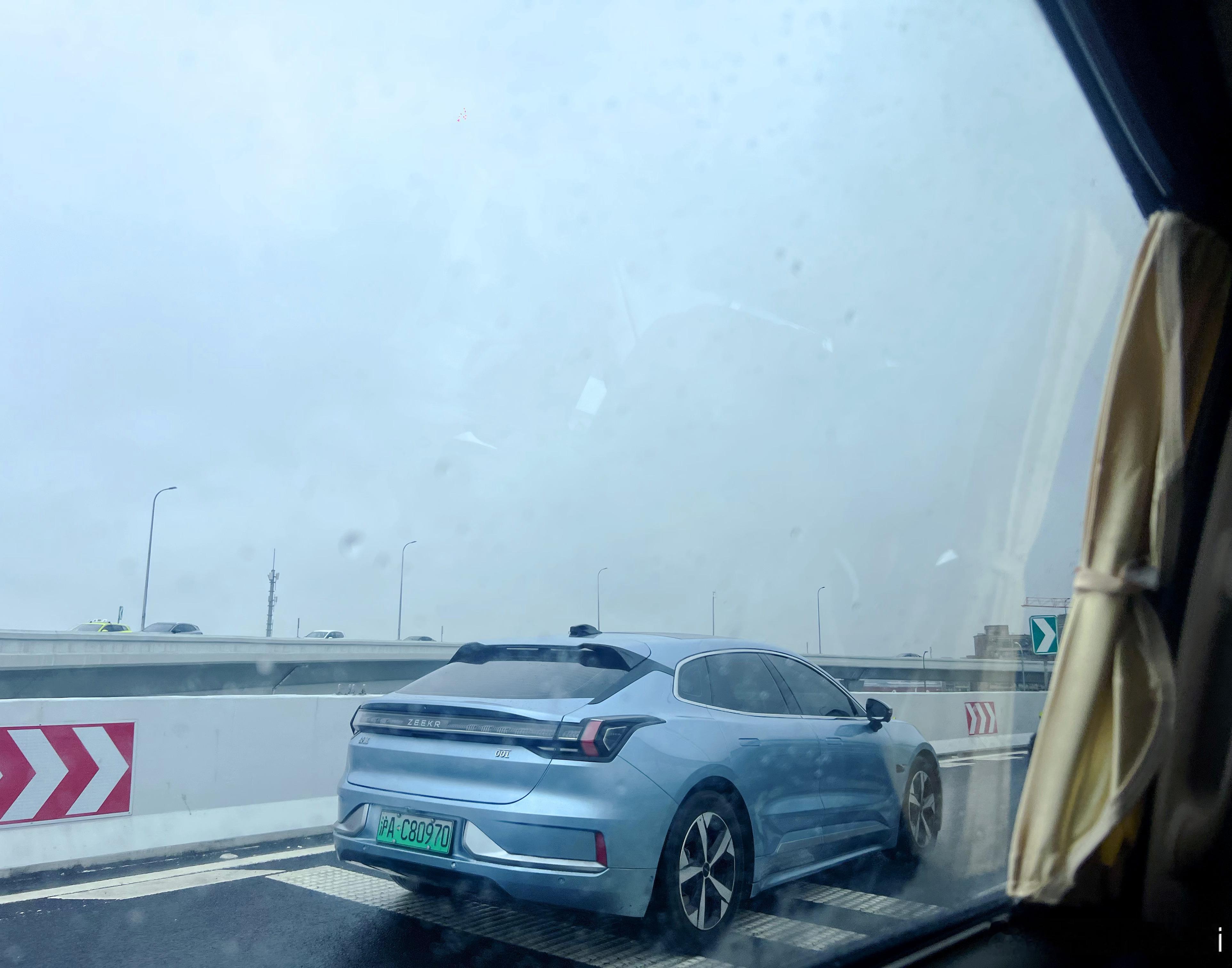 体验早上来上海上班，晚上回北京。。朝九晚五的生活～上海竟然也下雨了！！  ​​​