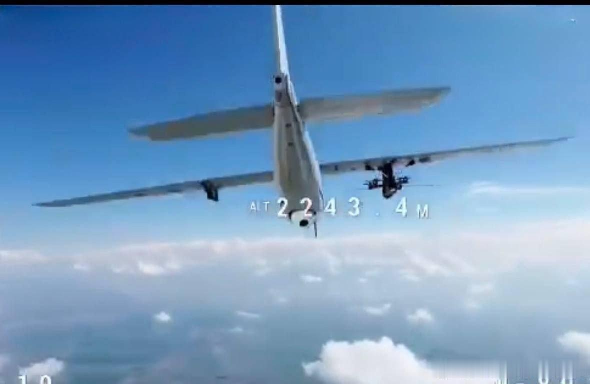 乌克兰无人机视角拍摄到：一架俄军“海鹰-10”侦察无人机作为中继器和FPV无人机