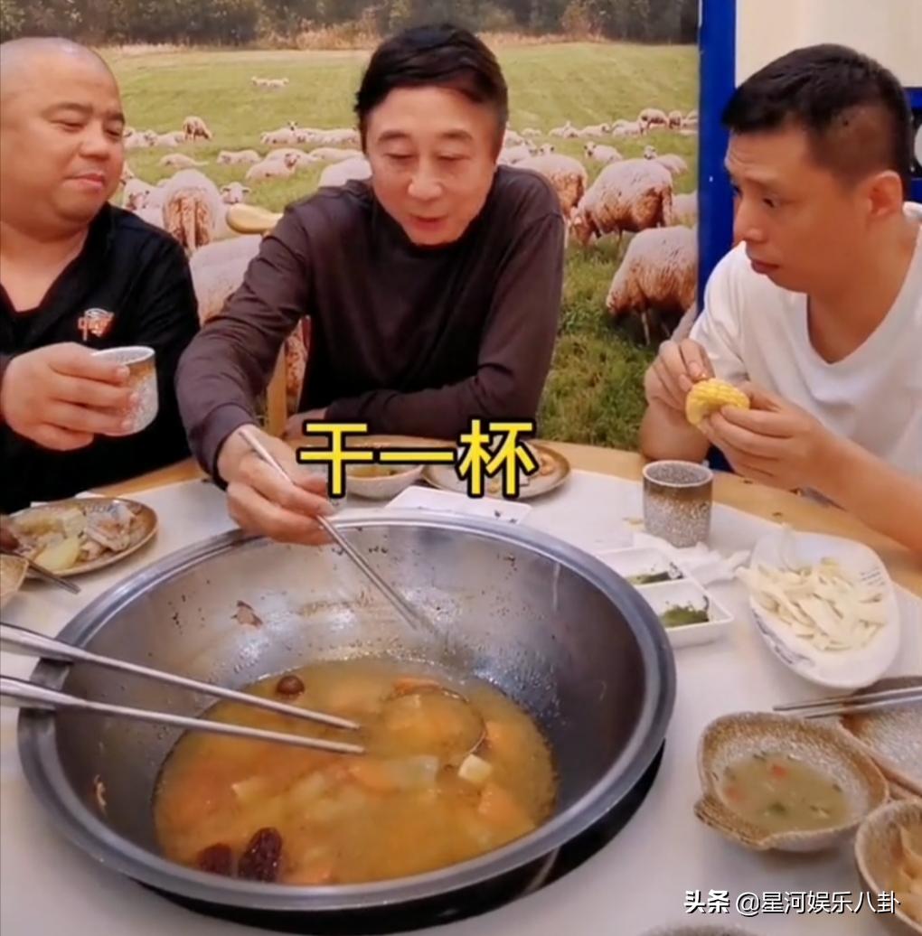 冯巩领着两个徒弟外出就餐，这顿饭总共花费225元。账单摆在眼前，两个徒弟却像没听