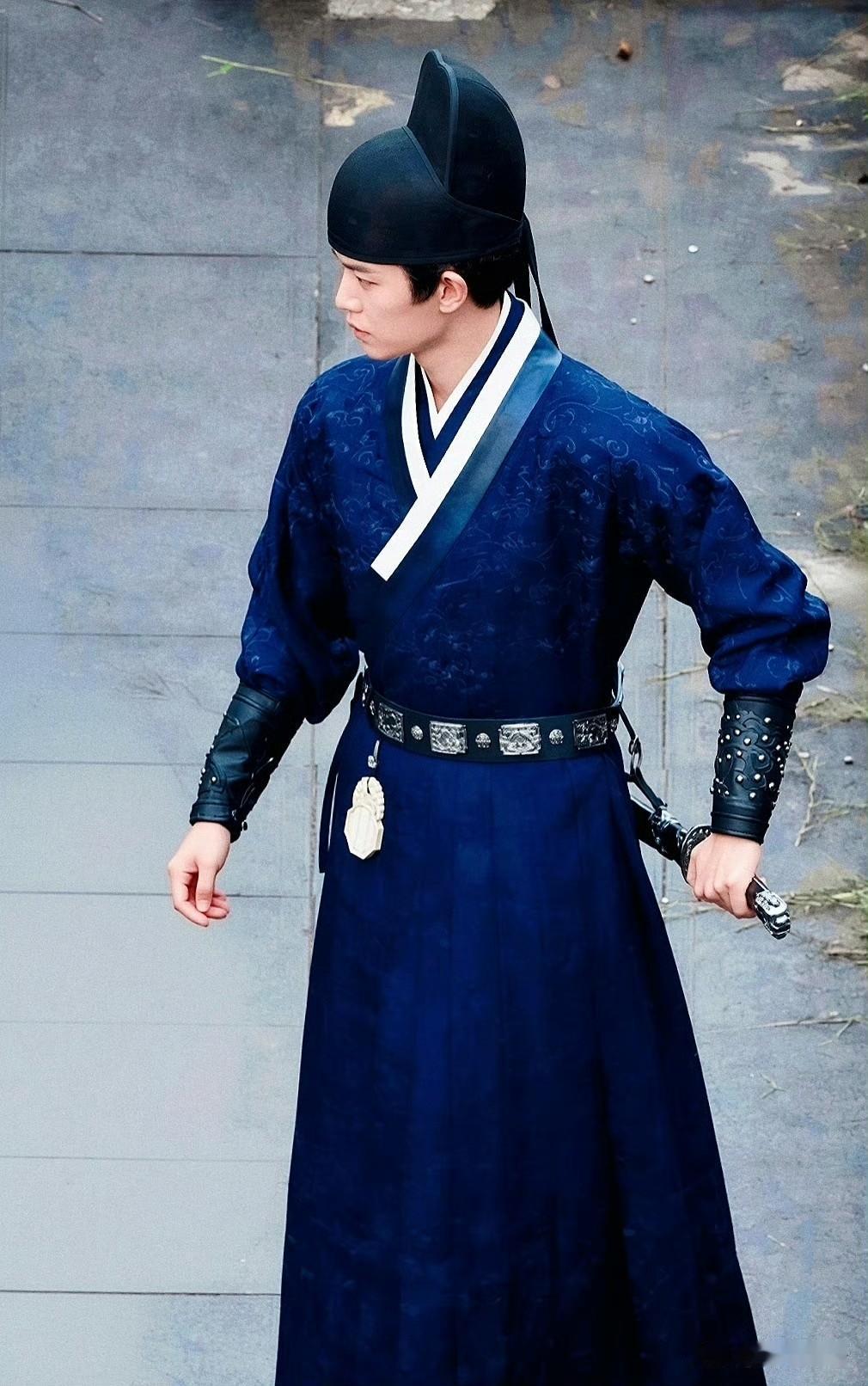 拍摄间隙你也不老实休息一会儿，
一会儿甩🔪 都玩掉了，
一会儿和同事开玩笑，