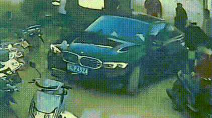 自己开车把自己给轧了，保险公司会赔吗？
安全无小事，平安即是福。不要着急忙慌那一