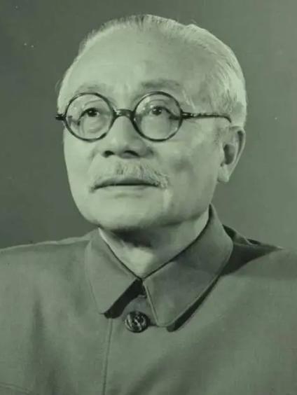 1949年，开国大典林伯渠宣布：“请毛主席升旗！”林伯渠并未意识到这句话犯了个错
