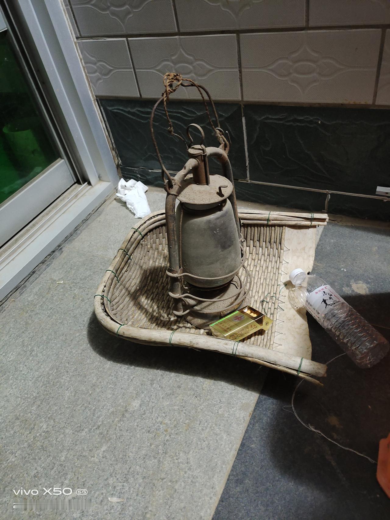 落叶归根只是梦……刚刚老张头去世了，享年七十六岁，虽然在我们村生活十几年但是他不